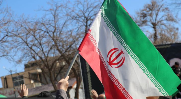 بوسه کودکان رومشکانی به پرچم مقدس ایران