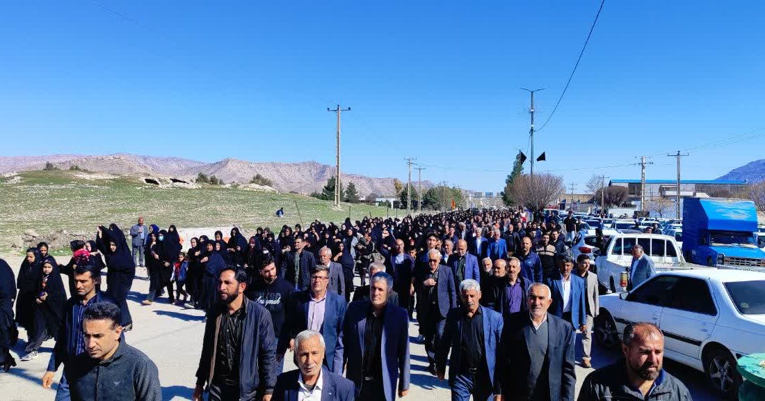 پیکر فرزند رشید رومشکان بر دستان مردم