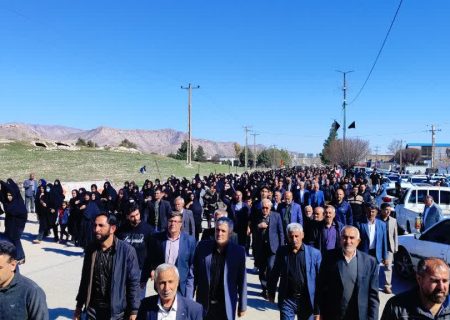 پیکر فرزند رشید رومشکان بر دستان مردم