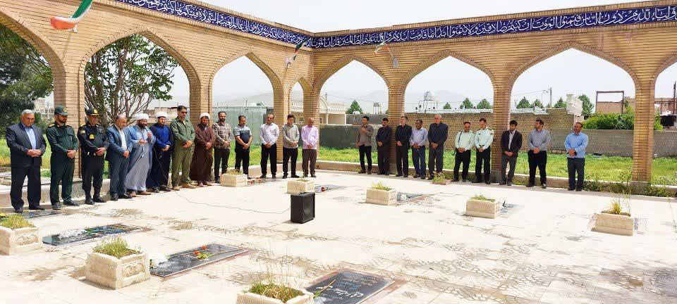 غبارروبی و عطرافشانی مزار شهدای رومشکان در هفته عقیدتی سیاسی