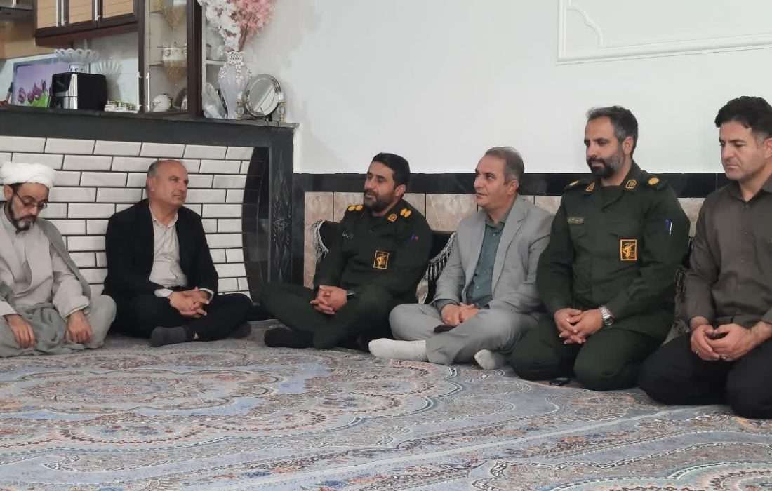 دیدار مسئولان رومشکان با خانواده شهید رضا امرایی