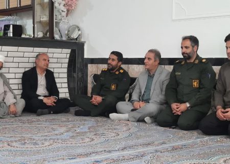 دیدار مسئولان رومشکان با خانواده شهید رضا امرایی