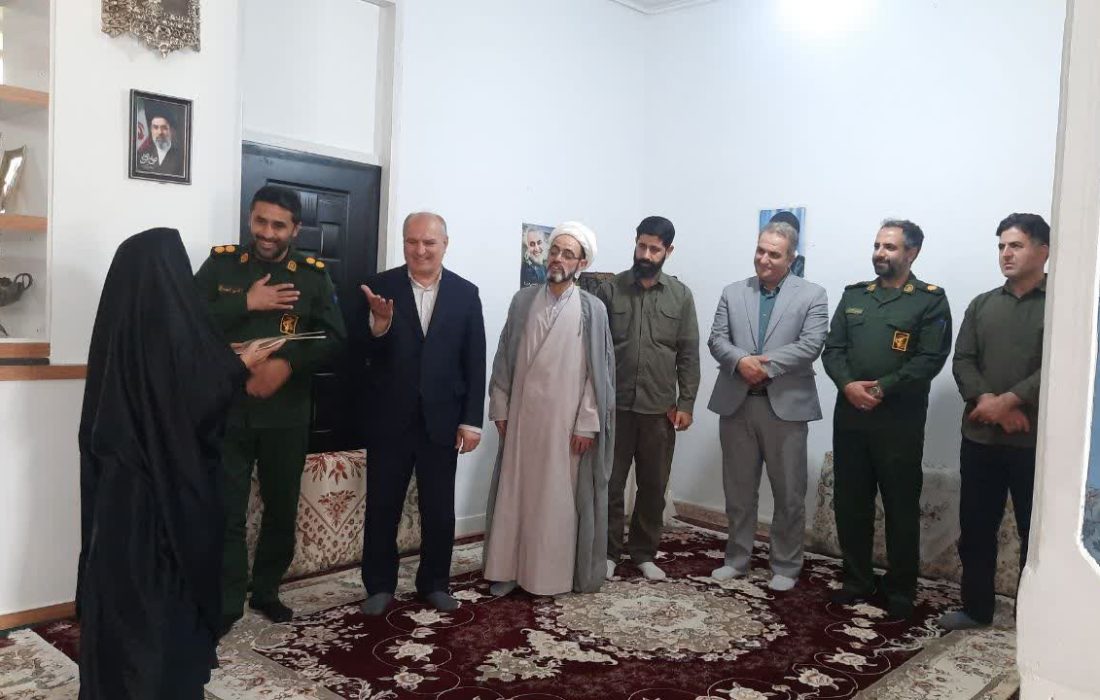 دیدار مسئولان رومشکان با همسر شهید ملک‌محمد عبدی گاوکش