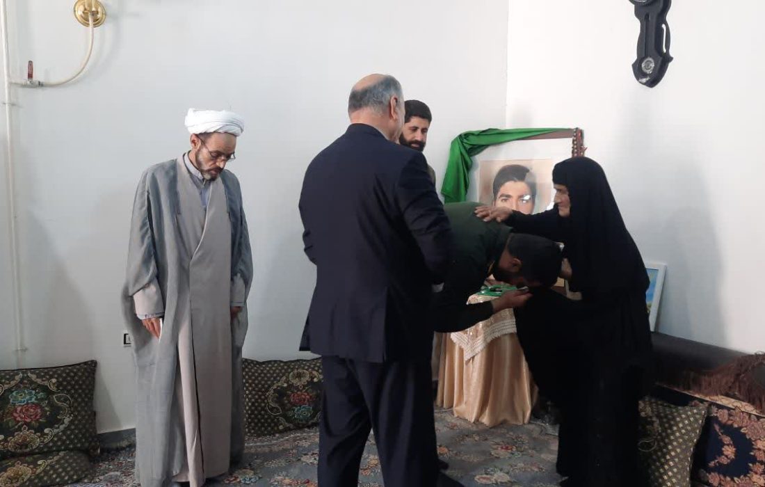 دیدار فرماندار، فرمانده ناحیه مقاومت بسیج و امام جمعه موقت رومشکان با خانواده شهید دوستعلی رومیانی