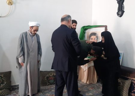 دیدار فرماندار، فرمانده ناحیه مقاومت بسیج و امام جمعه موقت رومشکان با خانواده شهید دوستعلی رومیانی