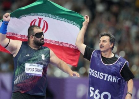 برای بالا ماندن پرچم ایران می‌جنگم