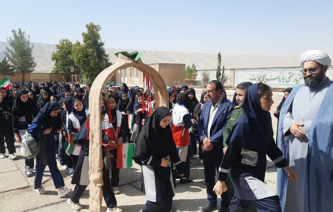 زنگ ایثار در مدارس رومشکان نواخته شد