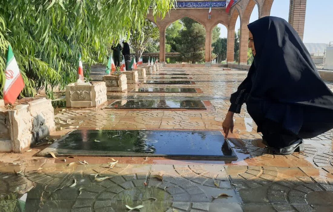 غبارروبی و عطرافشانی گلزار شهدای شهر چغابل