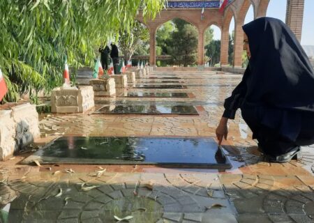 غبارروبی و عطرافشانی گلزار شهدای شهر چغابل
