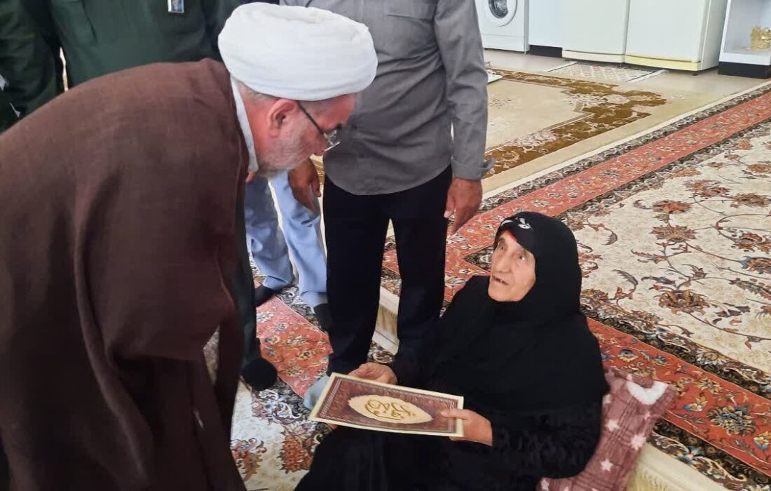 دیدار مسئول نمایندگی ولیفقیه در سپاه حضرت ابوالفضل(ع) لرستان با خانواده شهدای رومشکان
